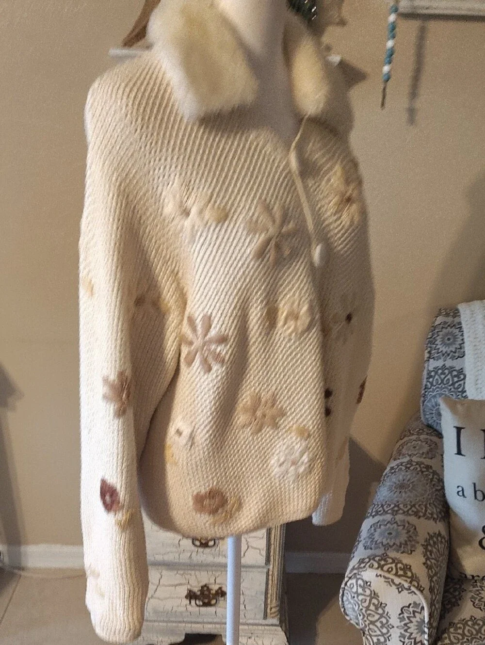 Vintage Cream Floral Applique Knit Cardigan with Faux Fur Collar - Picture 6 of 9